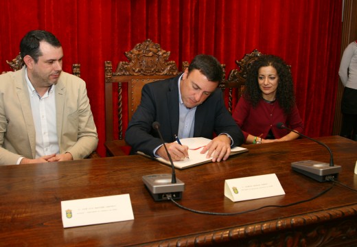 O presidente da Deputación da Coruña vista por primeira vez Ordes e manifesta a súa intención de incrementar nun futuro  as dotacións económicas para o concello